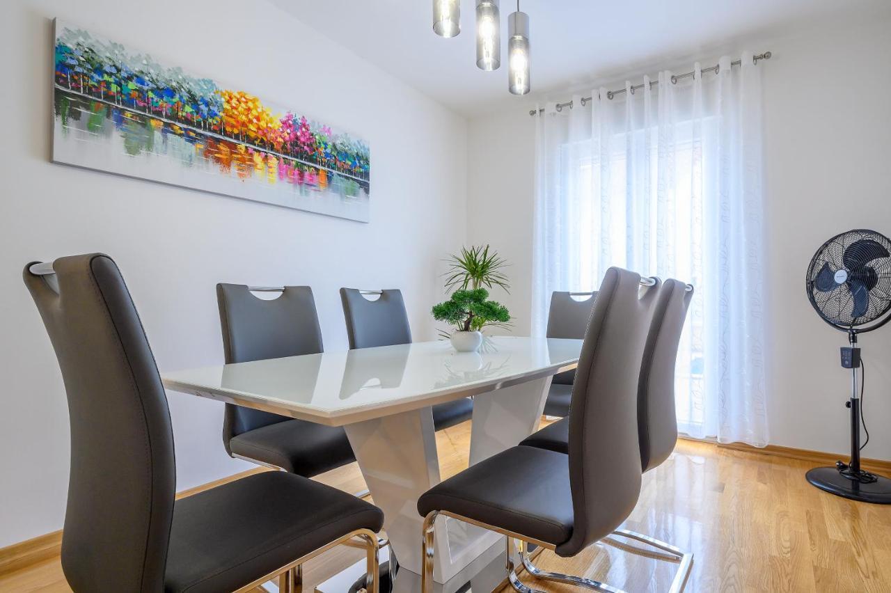 Relax 001 With Pool Apartment Makarska